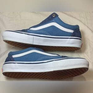 Vans Old Skool Navy and White Skateboarding Shoes. Men’s size 7.5 Sneakers